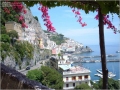 Amalfi-con-bouganville-foto
